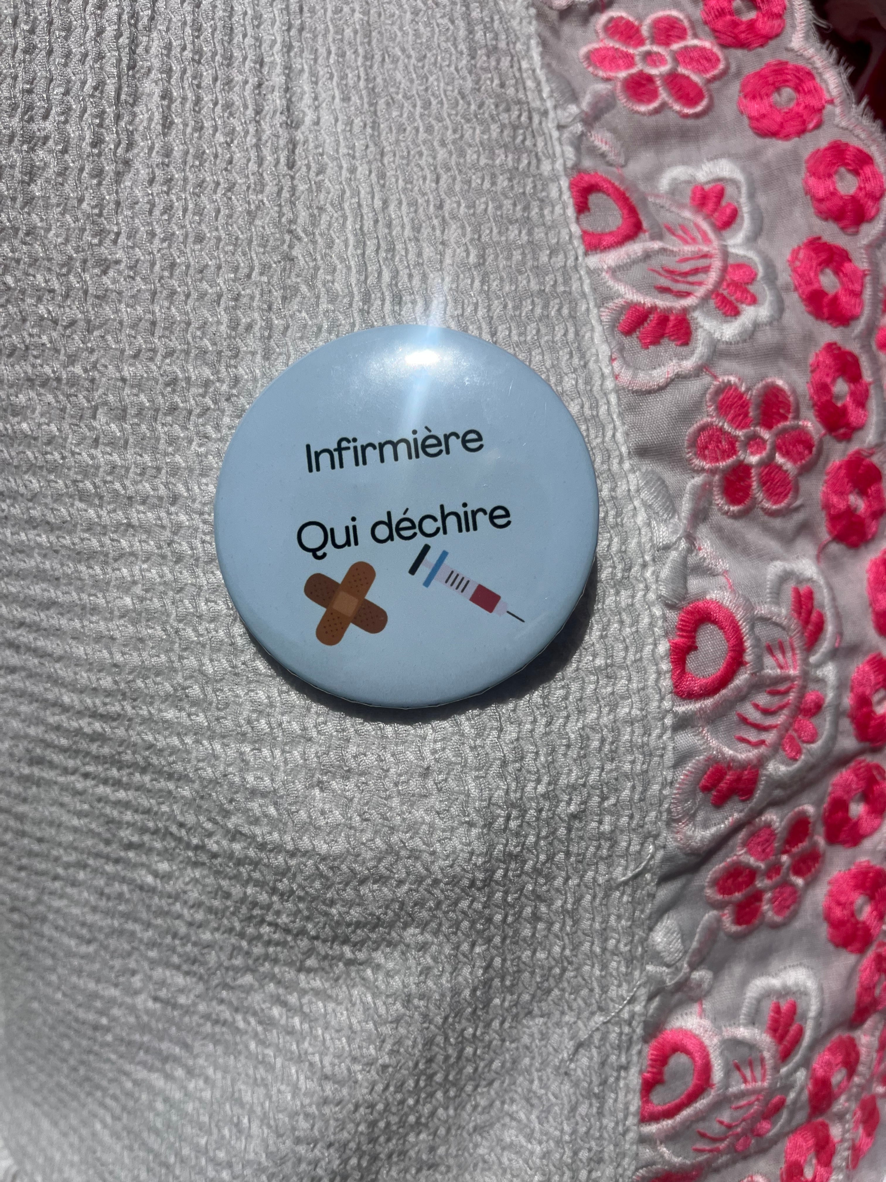 Pin’s Infirmière qui déchire